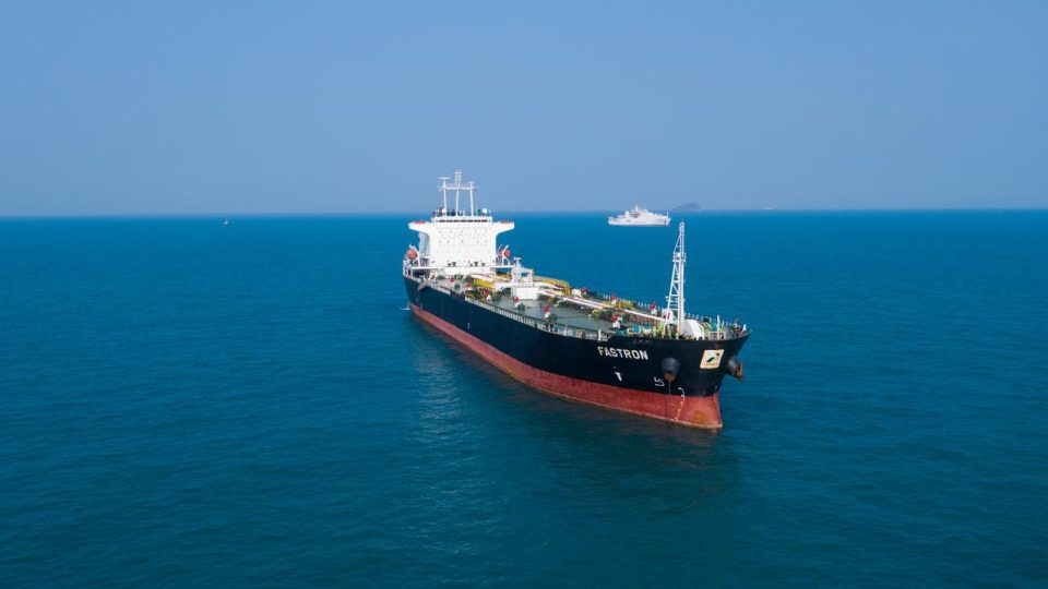 Kapal Pertamina melintas (ilustrasi)