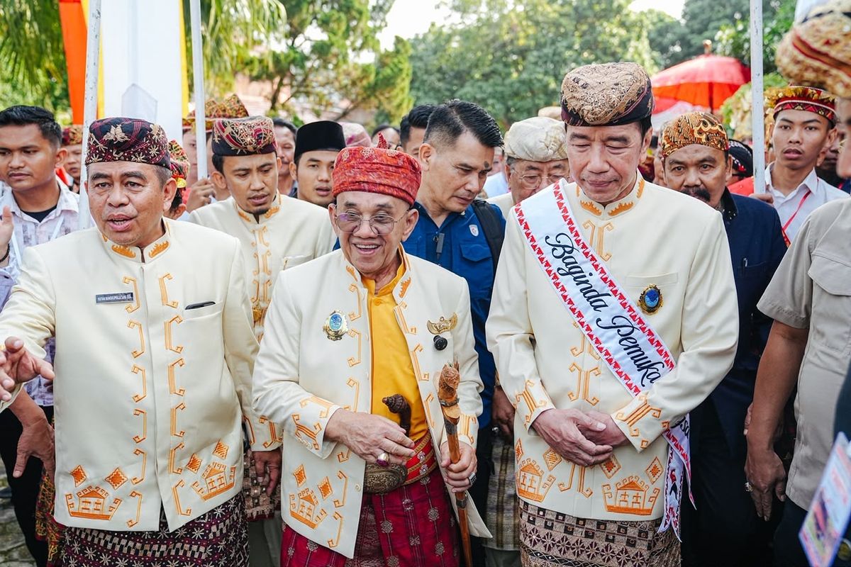 Jokowi Terima Gelar Adat Baginda Pemuka Bangsa dari Lima Kerajaan Adat Lampung