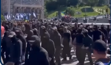 Ribuan Demonstran Sayap Kanan Padati Kiev, Pawai Pride LGBT Berlangsung di Bawah Pengamanan Ketat