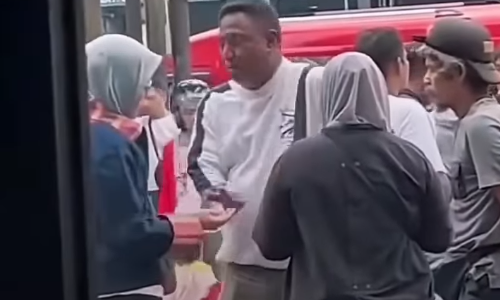 Video Viral Diduga Perlihatkan Korlap Bagi Uang ke Massa Demo Dukungan MBG, Netizen Soroti Dugaan Massa Bayaran