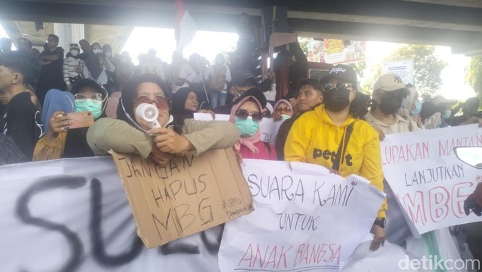 Emak-Emak dan Warga Jakarta Timur Turun ke Jalan Dukung Program MBG