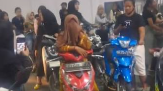 Viral! Seorang Ibu Menangis Usai Antre Berjam-jam, BBM Keburu Habis