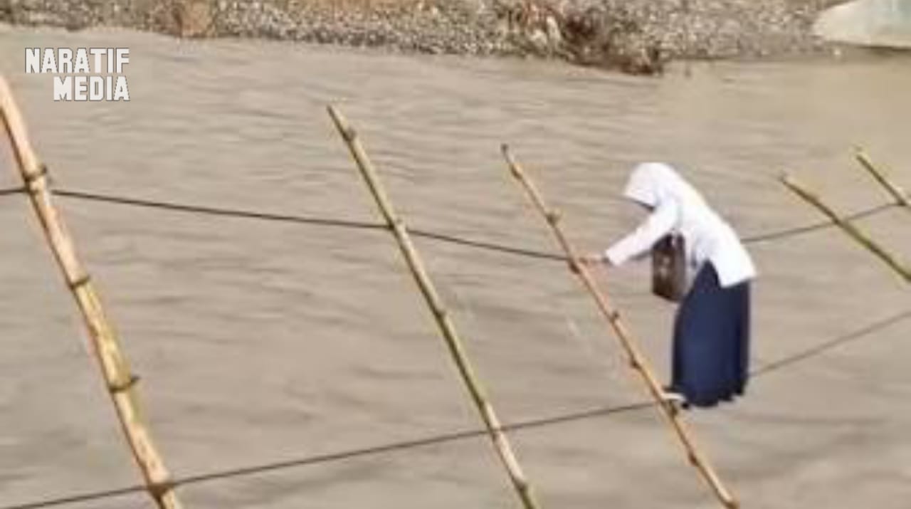 Siswa di Gayo Lues Aceh Bertaruh Nyawa Menyeberangi Jembatan