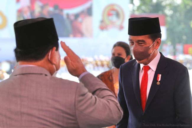 Momen Prabowo Beri Hormat kepada Jokowi Saat Upacara Hari Bhayangkara di Cikeas