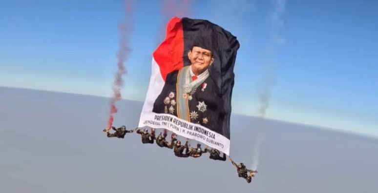 Foto Prabowo Dikibarkan Penerjun