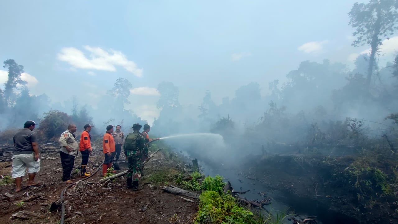 Tanah Gambut Tampak Mendidih Saat Karhutla di Kalimantan Tengah Dipadamkan